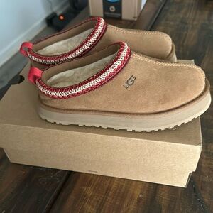 Ugg Tazz Platform Slipper Youth Size 4 brand new with box Uggs Kids